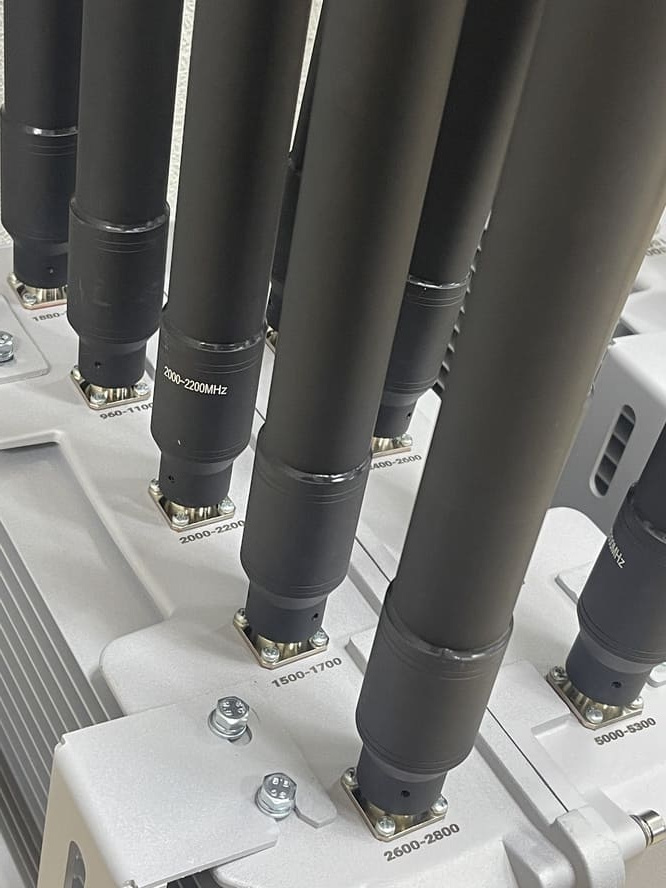 Подавитель дронов АЭРОКУПОЛ™ БАЗА-20 герметичный металлический бокс, 20 каналов мощностью до 50 Вт каждый, питание от 220В, мощные удлиненные антенны, пассивное охлаждение, комплект с проводами питания