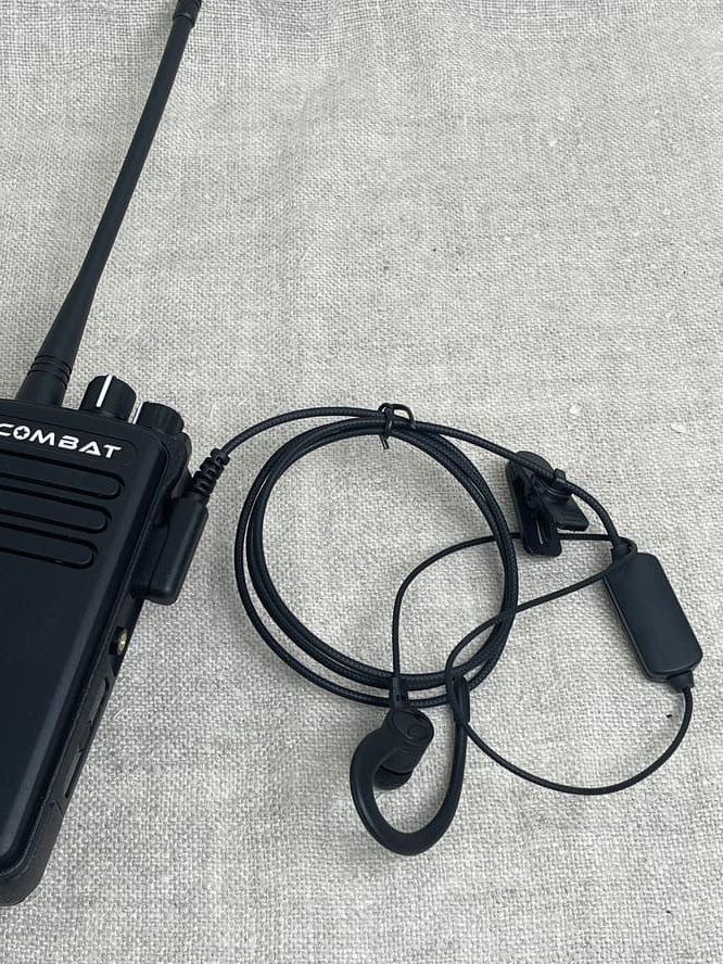 Носимая DMR рация КОМБАТ Т-44 диапазон VHF 136-174, мощность 5/9 Вт, литиевый АКБ с зарядкой USB Type-C, влагозащита IP-67, комплект: 2 антенны, усиленная гарнитура, USB кабель зарядки, настольное зарядное устройство