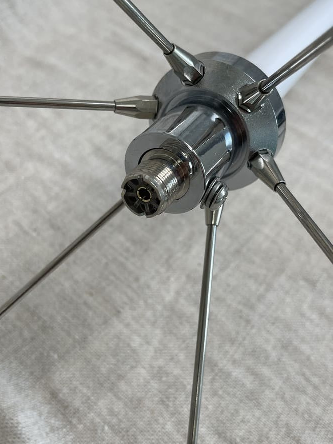 Радиовынос комплект КОМБАТ РВ-20/151UV UHF / VHF / UHF+VHF стационарная антенна (белая) + кабель 20 м, противовесами и креплением на трубу