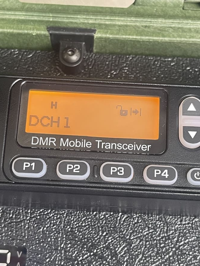 Цифровая DMR рация ТАКТИК КЕЙС 7400 поддержка AES-256, РЭБ стойкий Супергетеродин, мощность до 50 Вт, 1 диапазон UHF или VHF, выносная панель, питание 12/220V, комплект с блоком питания, программатором, антенной на магните и кабелем 5 м