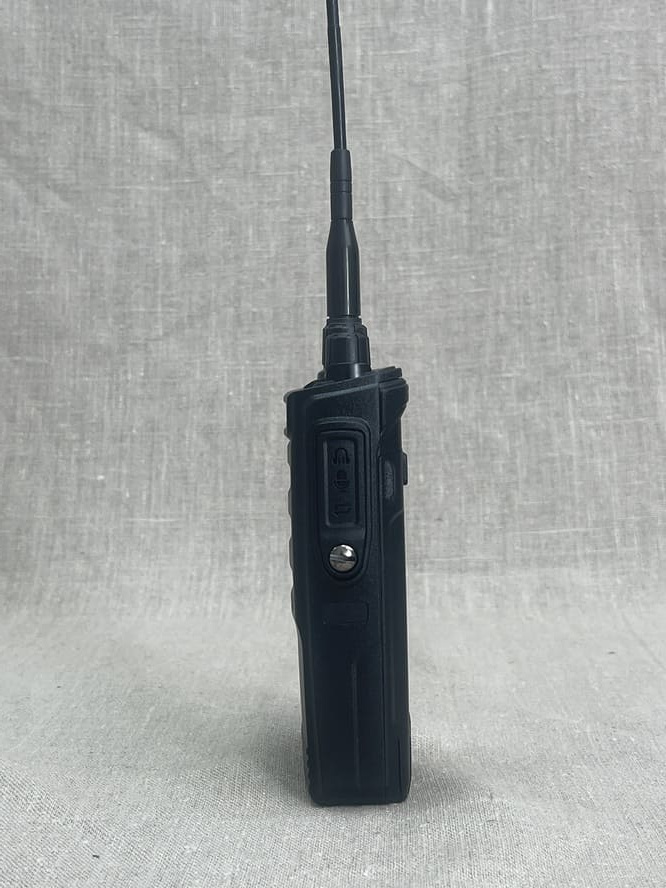 Радиостанция DMR цифровая КОМБАТ мощность 5 Ватт, VHF и UHF, АКБ 2500 мАч