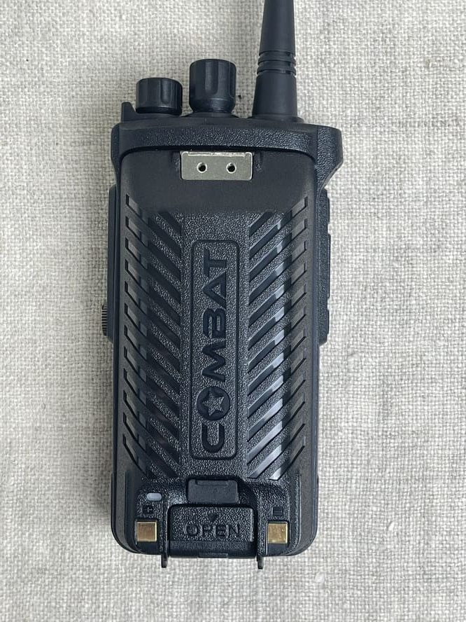 Носимая DMR рация КОМБАТ Т-44 диапазон VHF 136-174, мощность 5/9 Вт, литиевый АКБ с зарядкой USB Type-C, влагозащита IP-67, комплект: 2 антенны, усиленная гарнитура, USB кабель зарядки, настольное зарядное устройство