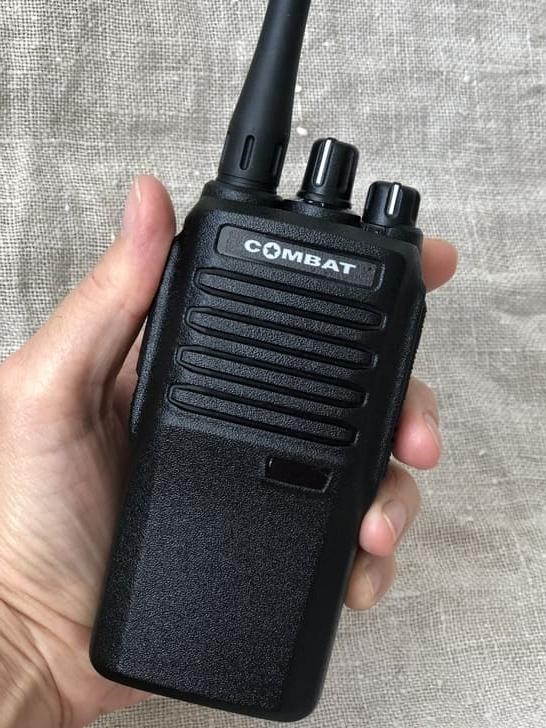 Носимая радиостанция КОМБАТ Т-34 VHF мощность до 10 Вт,  АКБ до 3200 мА, IP66 защита от грязи и дождя