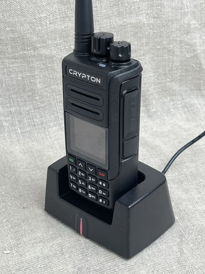 Защищенная рация CRYPTON 520 поддержка AES-256, мощность 5 Ватт, диапазон UHF 400-470, аккумулятор 2200 мА, комплект 3 антенны